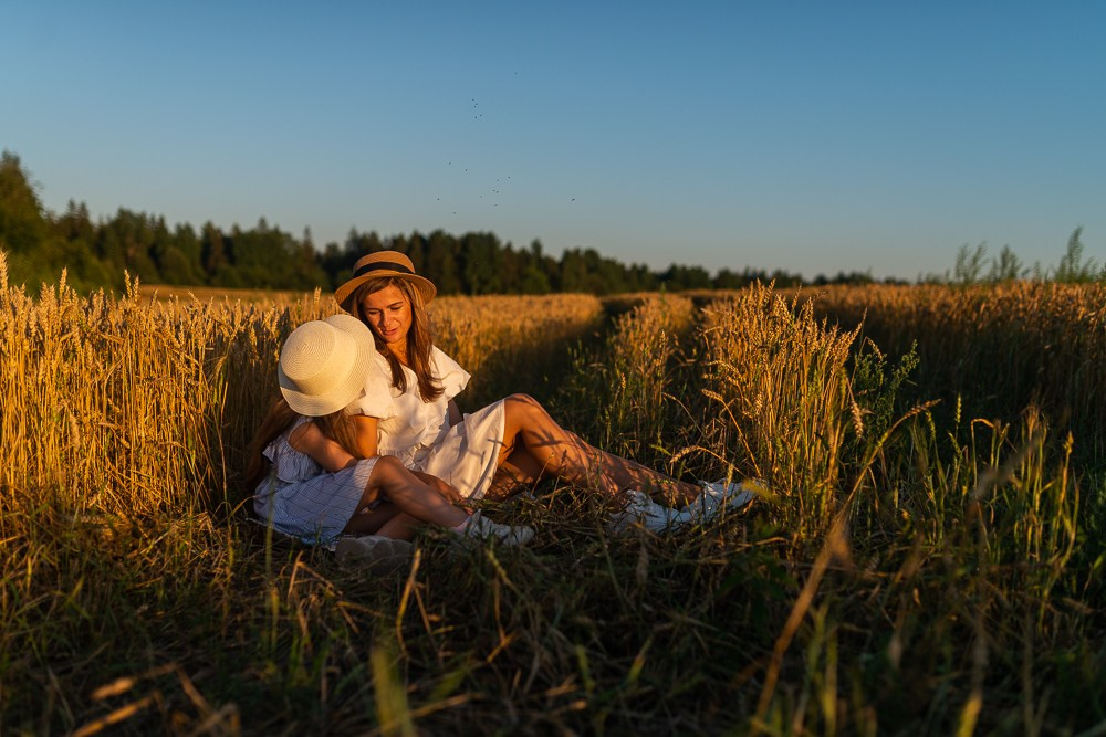 Поле, закат и наши улыбки. Фотограф Мария Ковкова