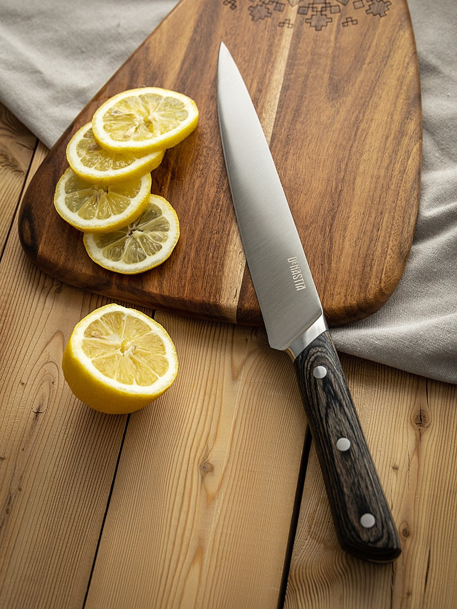 Одиночный нож на фоне продуктов | Съемка для рекламы