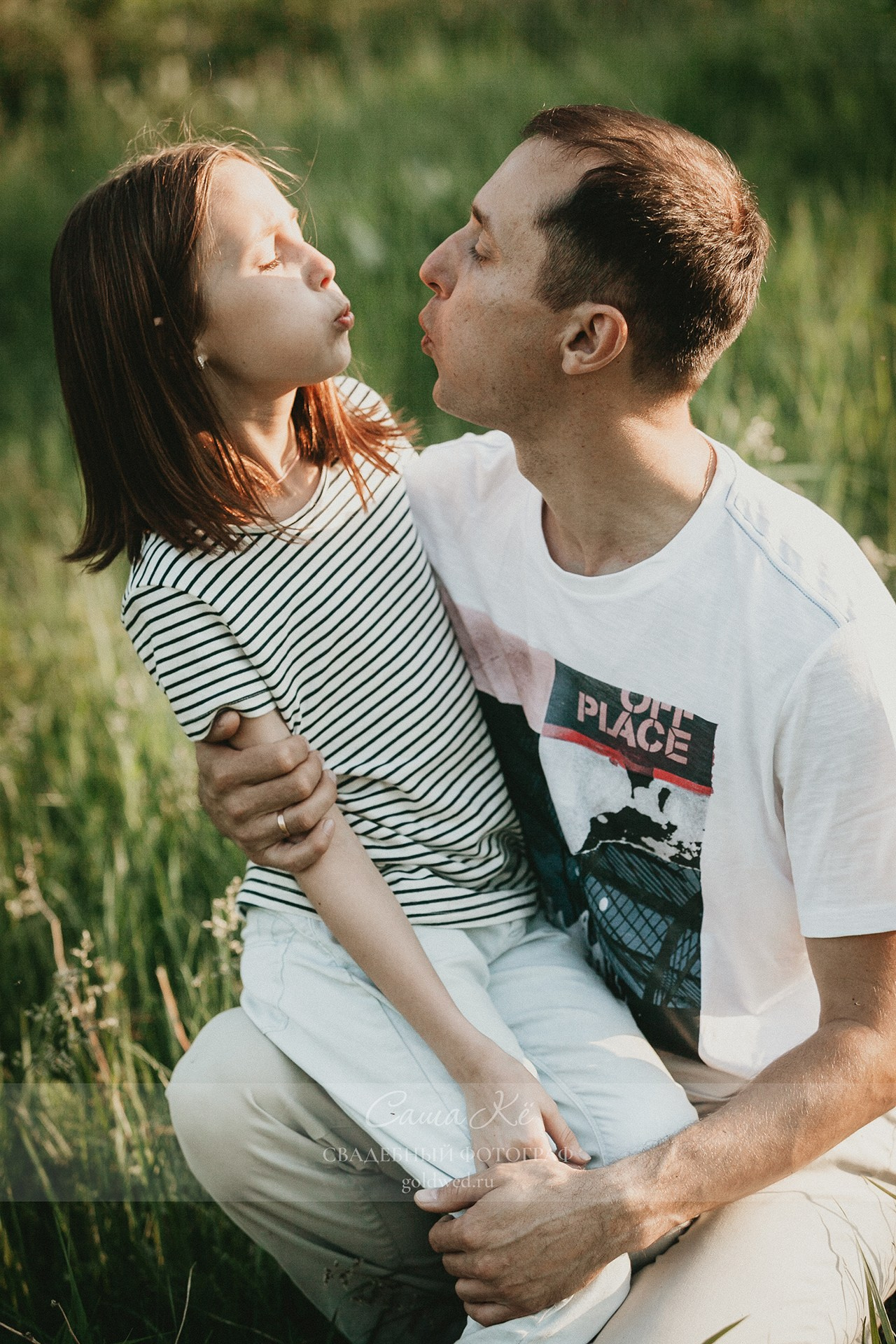 Семейная фотосъемка с прогулкой - романтика, поцелуи и эмоции в парке от Саша Кё