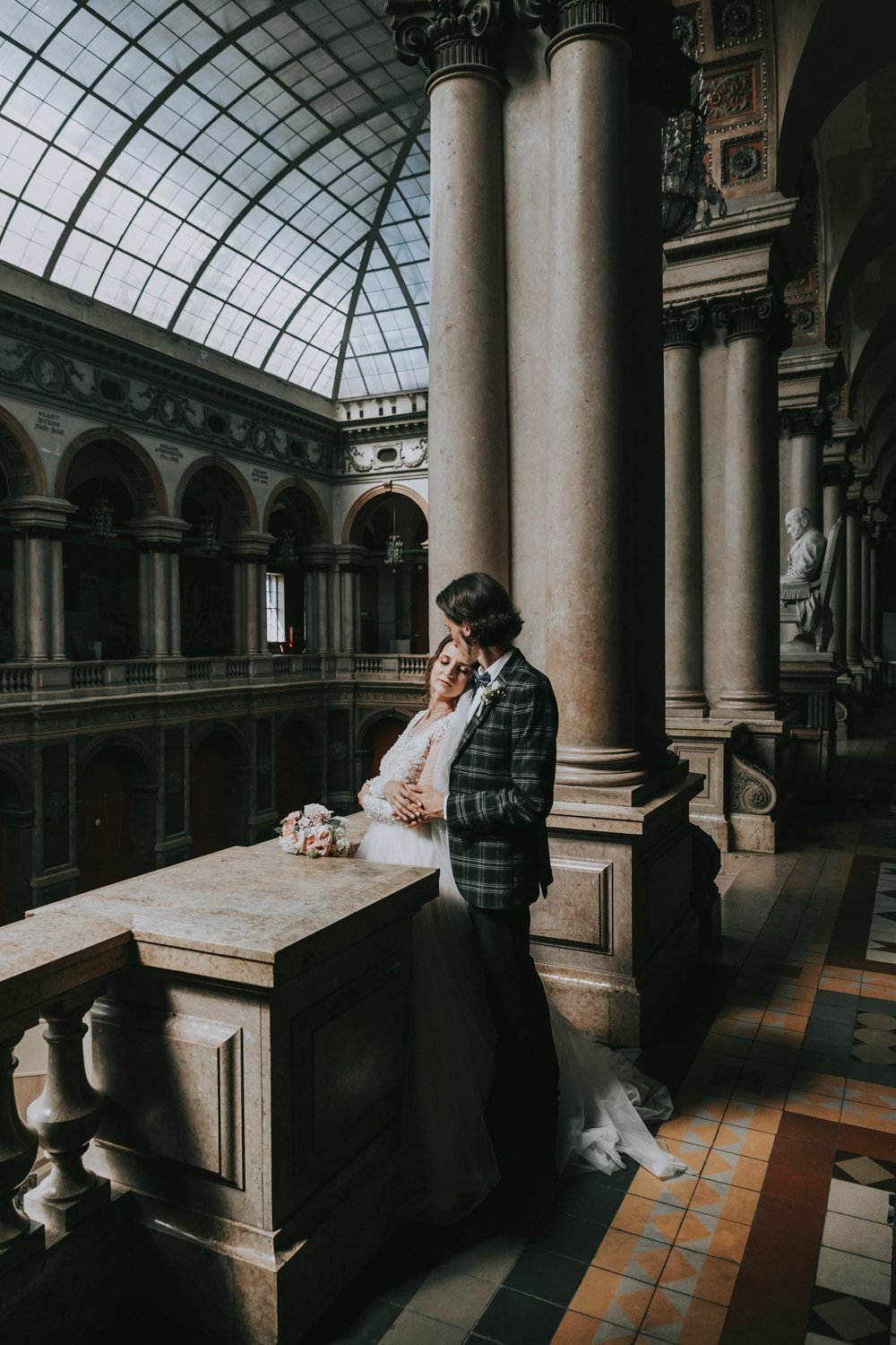 свадебное платье в спб, найти свадебный салон, букет для невесты, хороший ведущий на свадьбу, костюм для жениха, платье для невесты,  подшить свадебное платье, ателье свадебное, фотограф на свадьбу, выпуск, праздник, венчание