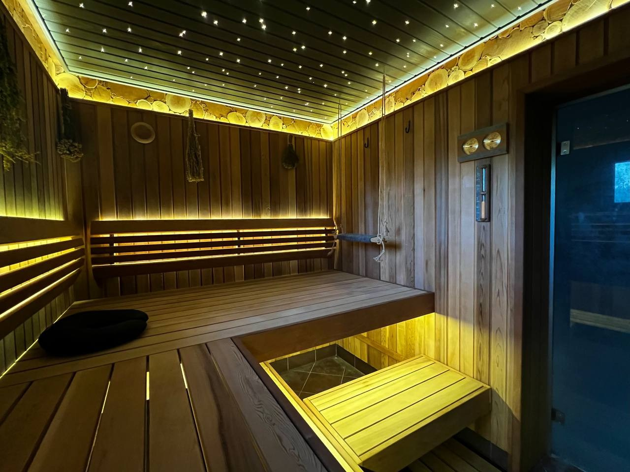 Полностью обновленная парная в Стрельцово с добавлением таких ништяков, как ночное звездное небо, второе дыхание и даже настоящее дерево!. SaunaTopMasters