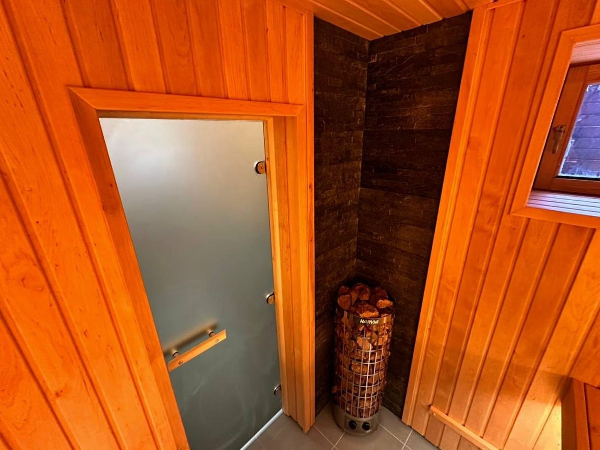 Сауна в Киссолово на 100% выполнена из ольхи. За подспинником красуется можжевельник, а отапливает эту красоту Harvia Cilindro. SaunaTopMasters