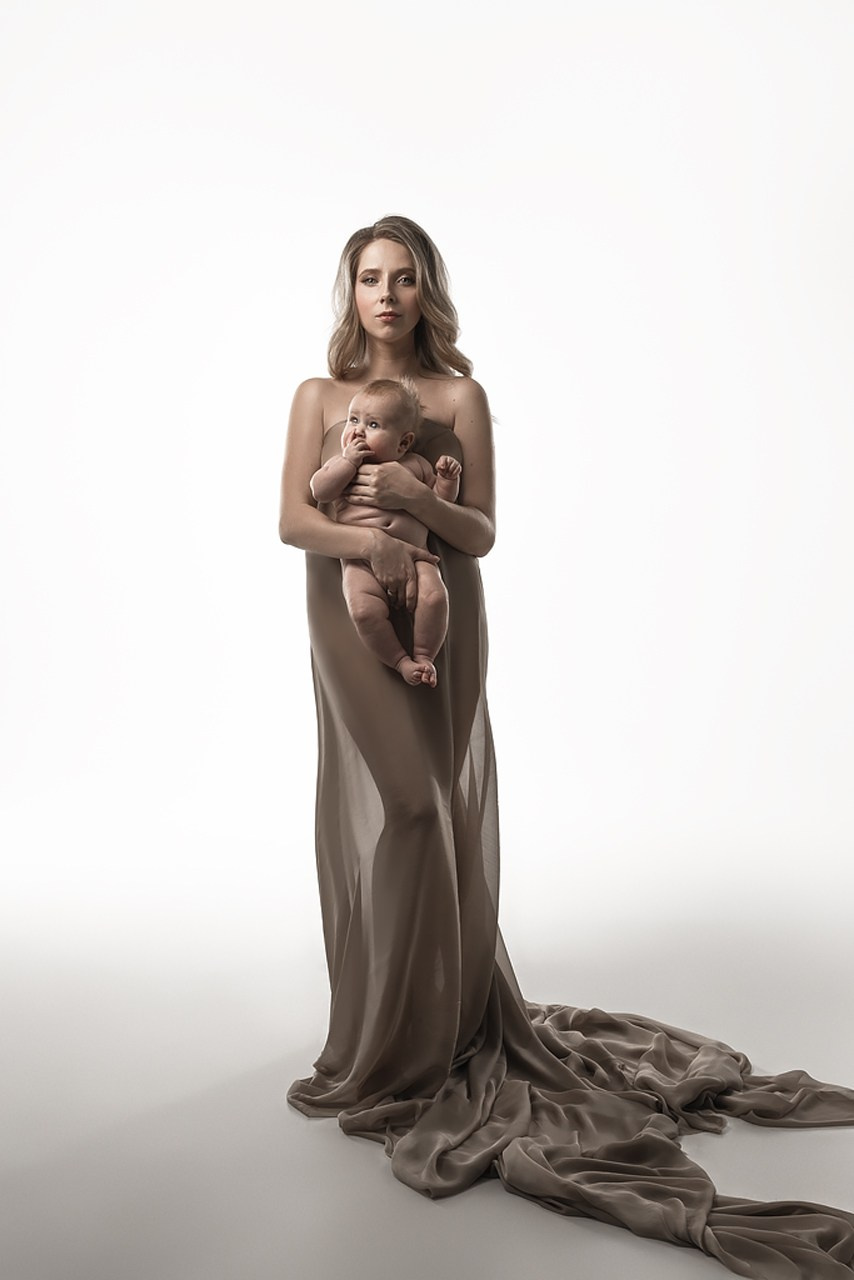 фотосессия матери и ребенка, фотосессия материнства в Тамбове, фотосъемка в стиле минимализм и без одежды матери и ребенка в фотостудии, фото мамы и малыша, портрет материнской любви, поцелуй матери, красивое фото матери и ребенка, объятия матери, мамины руки на фото, фотография красивой женщины с ребенком на руках, фотосессия семейная в Тамбове, детская и семейная фотосессия , мама и ребенок на светлом фоне в фотостудии, ребенок на руках у мамы, красивое платье на фотографии матери и ребенка, красивое материнство
