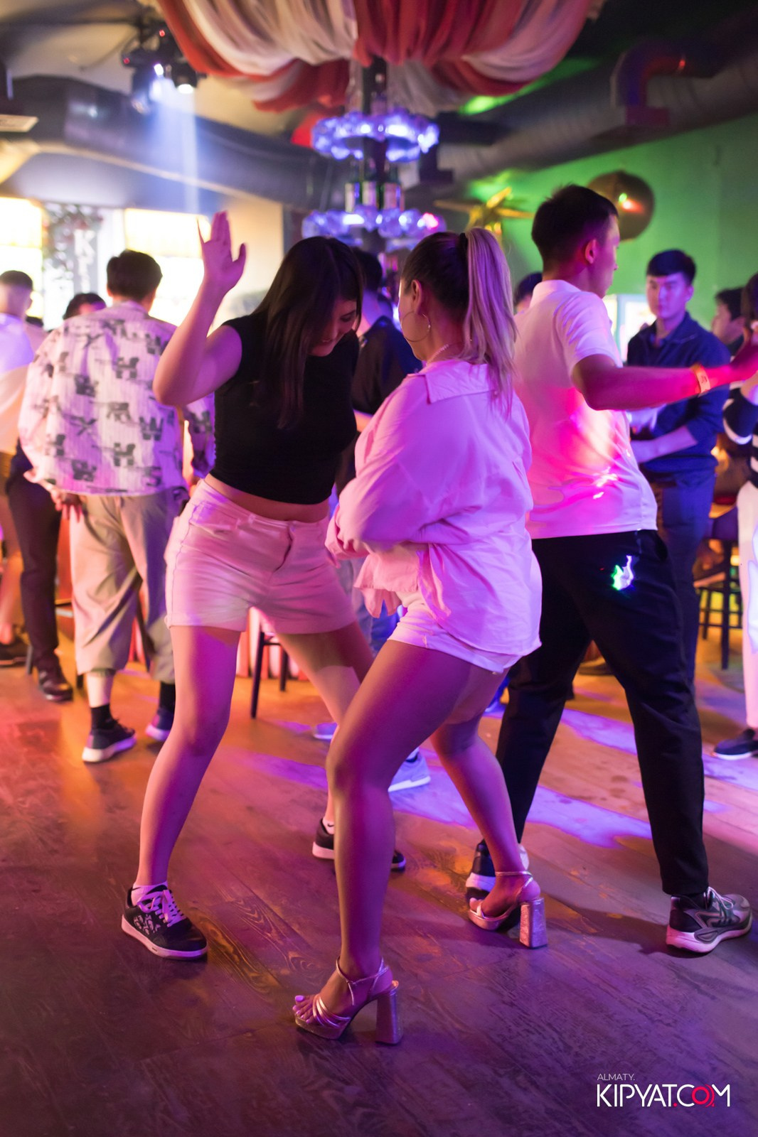 UYAT EMES BAR. КИПЯТКОМ АЛМАТЫ!