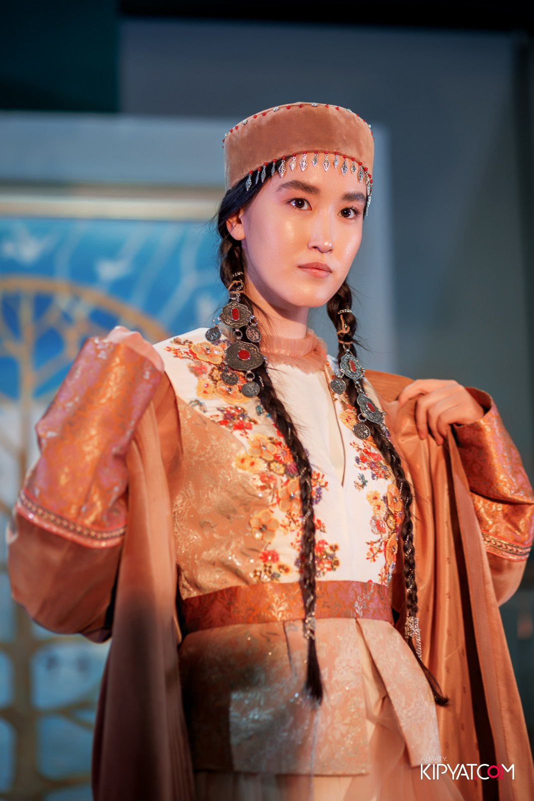 FASHION ПОКАЗ, КАЗАХСКОЙ НАЦИОНАЛЬНОЙ ОДЕЖДЫ. КИПЯТКОМ АЛМАТЫ!