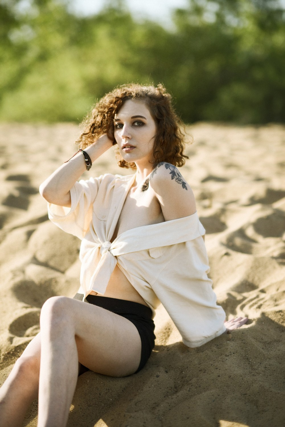 Фотосессия красивой, молодой девушки на гребном канале в Нижнем Новгороде. На песке. Анастасия.