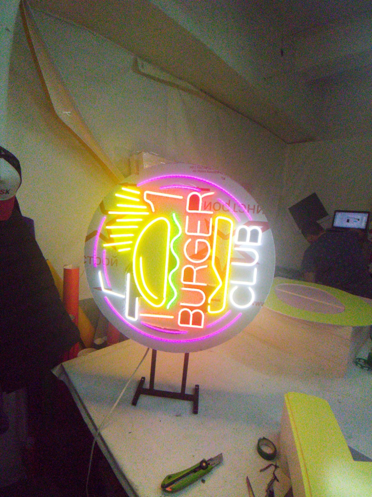 Объемные буквы, вывески и рекламные конструкции в Симферополе и Крыму. Наружная реклама в Симферополе и Крыму — изготовление вывесок, баннеров, объемных букв