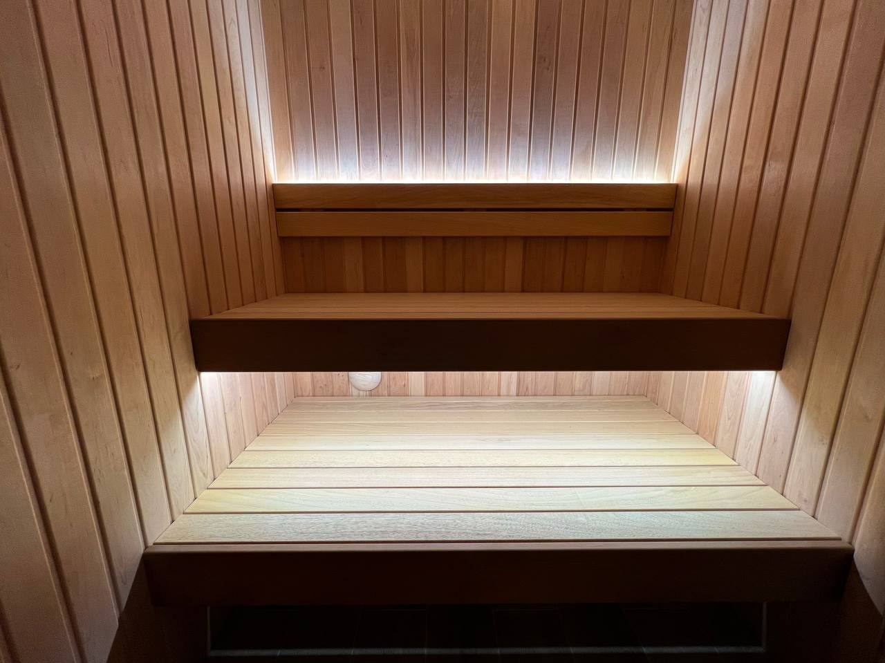 Компактная сауна для двоих на Переправе в отделке из ольхи, абаши и белого кварцита. Жар задаёт Harvia Cilindro. SaunaTopMasters