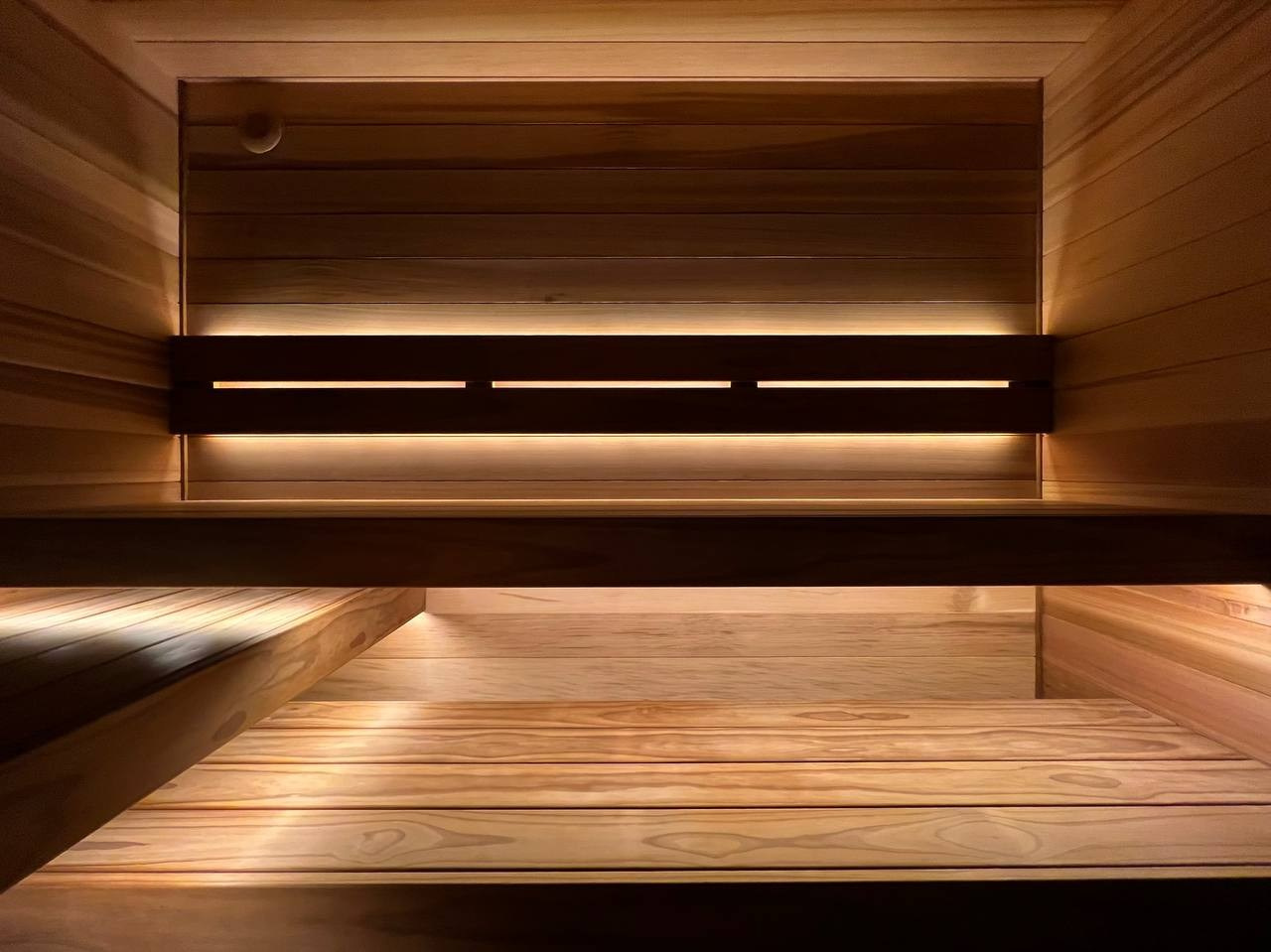 Парная в Ушково из канадского кедра и новозеландской термососны, с уникальным конструктивом полков для легкого и комфортного парения. SaunaTopMasters