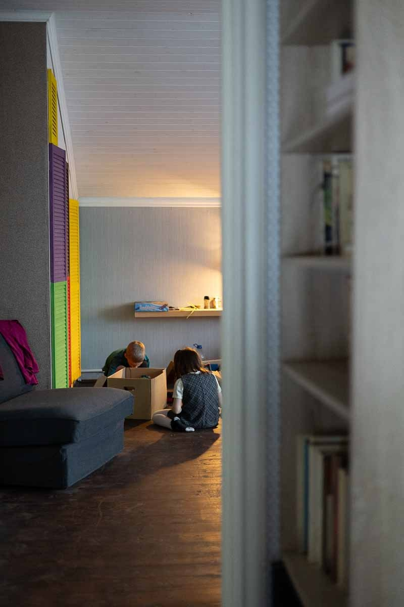 Дети в детской играют