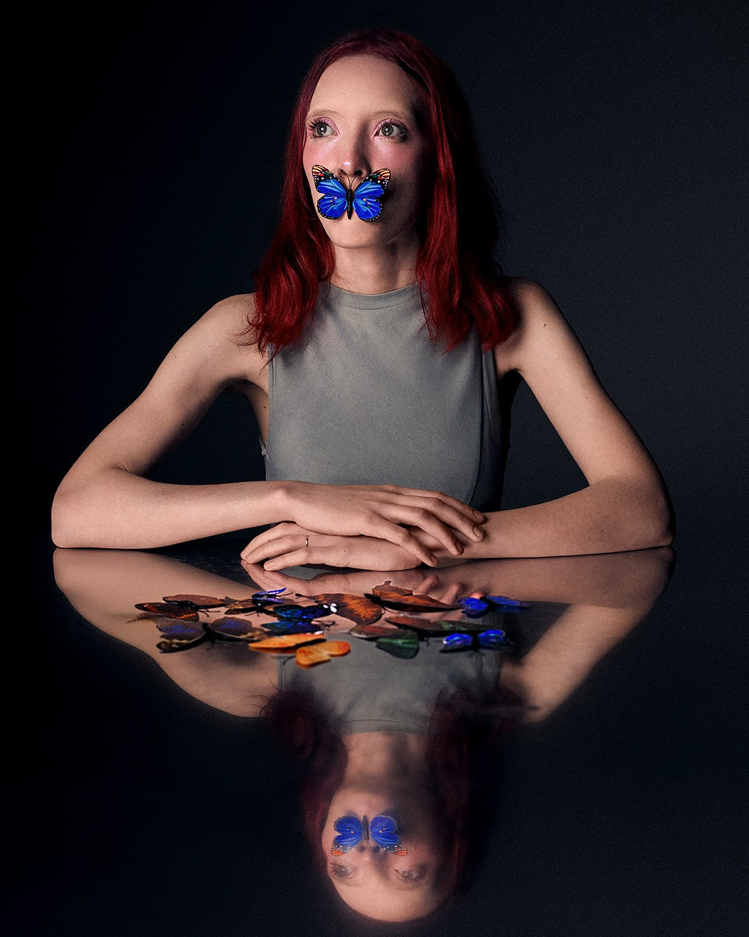Творческая фотосессия девушки в фотостудии с бабочками