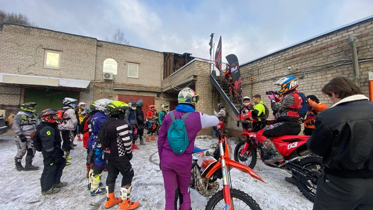 Наш инструктор на прохватах с Романом Курбатовым. Профессиональный прокат эндуро мотоциклов и квадроциклов в г. Белгород