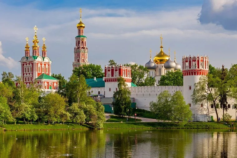Сквер у Новодевичьего монастыря. Фотограф для маркетплейсов Михаил Бове