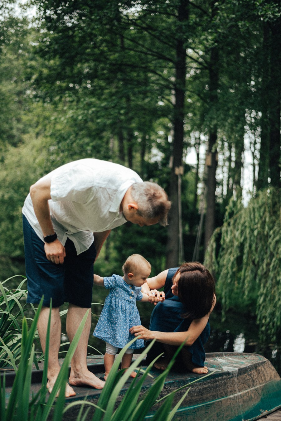 Коля, Ксюша, Саша, Андрей, Кира и бабушки | на даче