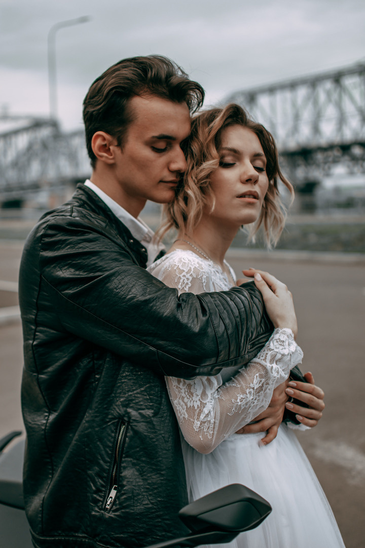 Свадебная фотосессия на мотоцикле. Фотограф в Красноярске / Дивногорске. Файзулина Анастасия