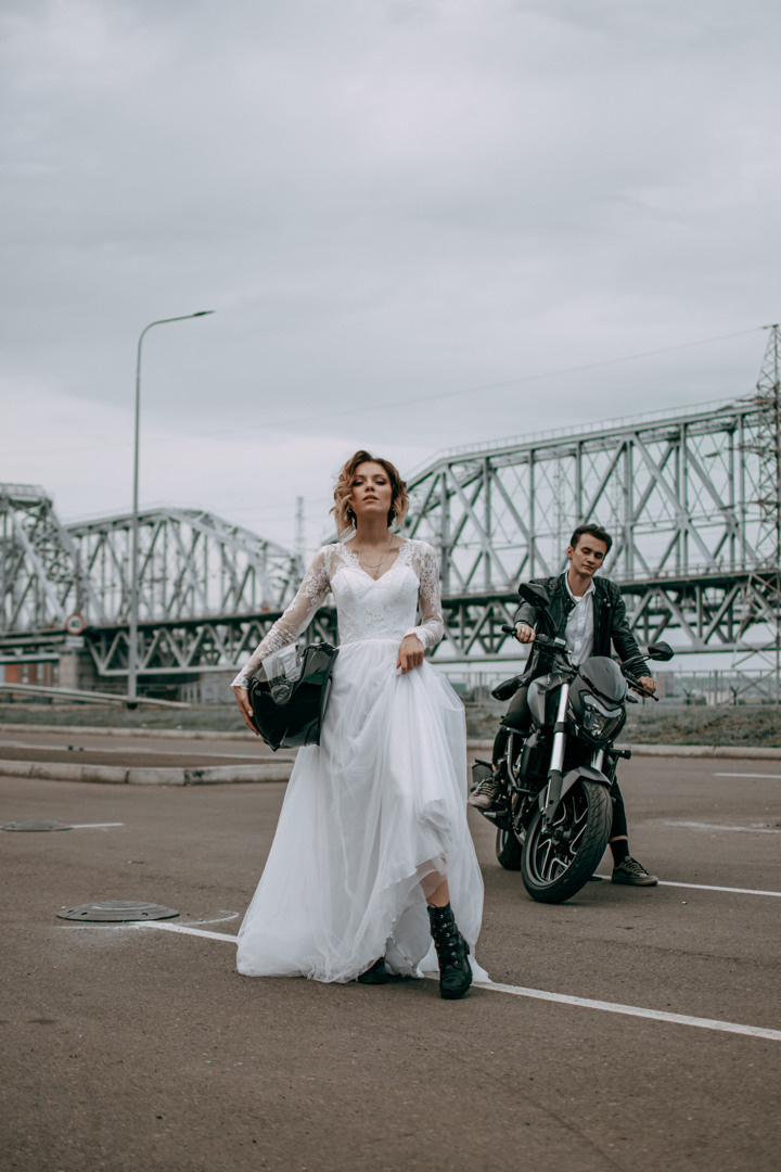 Свадебная фотосессия на мотоцикле. Фотограф в Красноярске / Дивногорске. Файзулина Анастасия