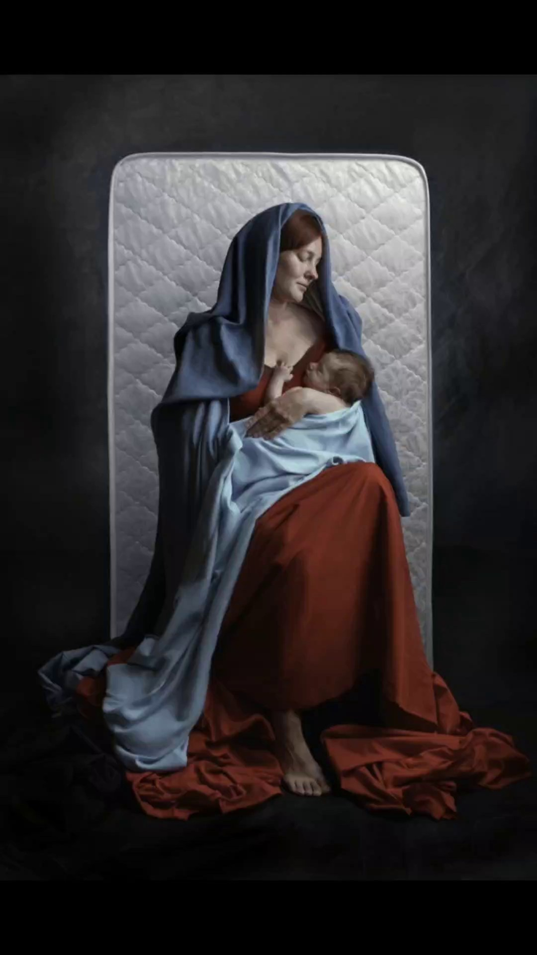 Матрас как искусство: Мадонна. Mogilevtseva Daria is a photographer and an interdisciplinary artist