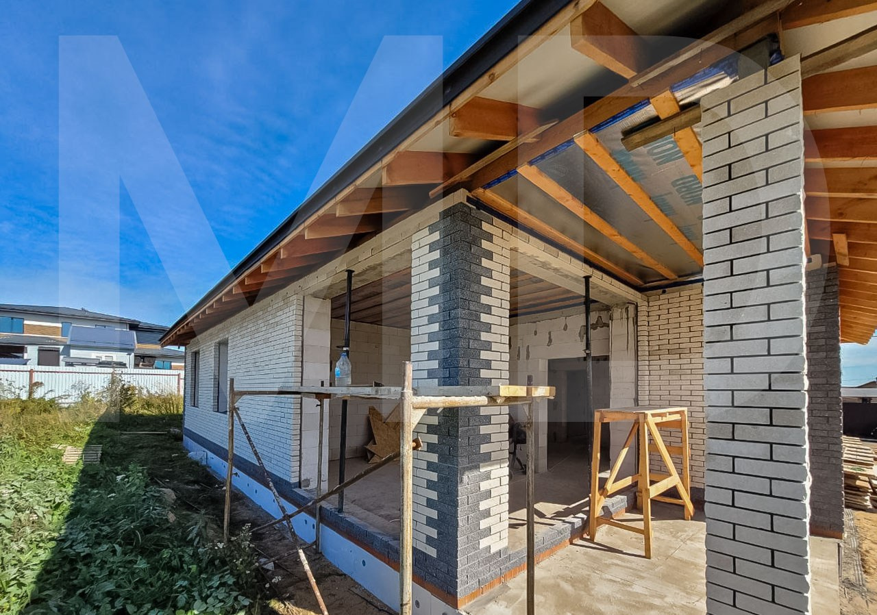 Фасад  — светлый, современный и функциональный. Облицовка кирпичом