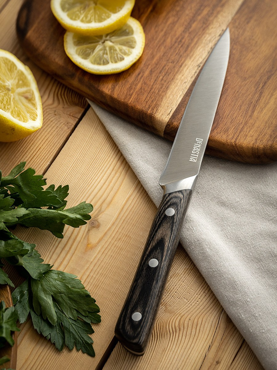 Нож на деревянной столешнице | Фото для карточки Ozon