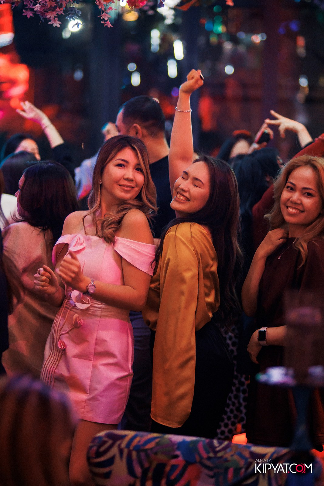 FRIENDS BAR & TERRACE. КИПЯТКОМ АЛМАТЫ!