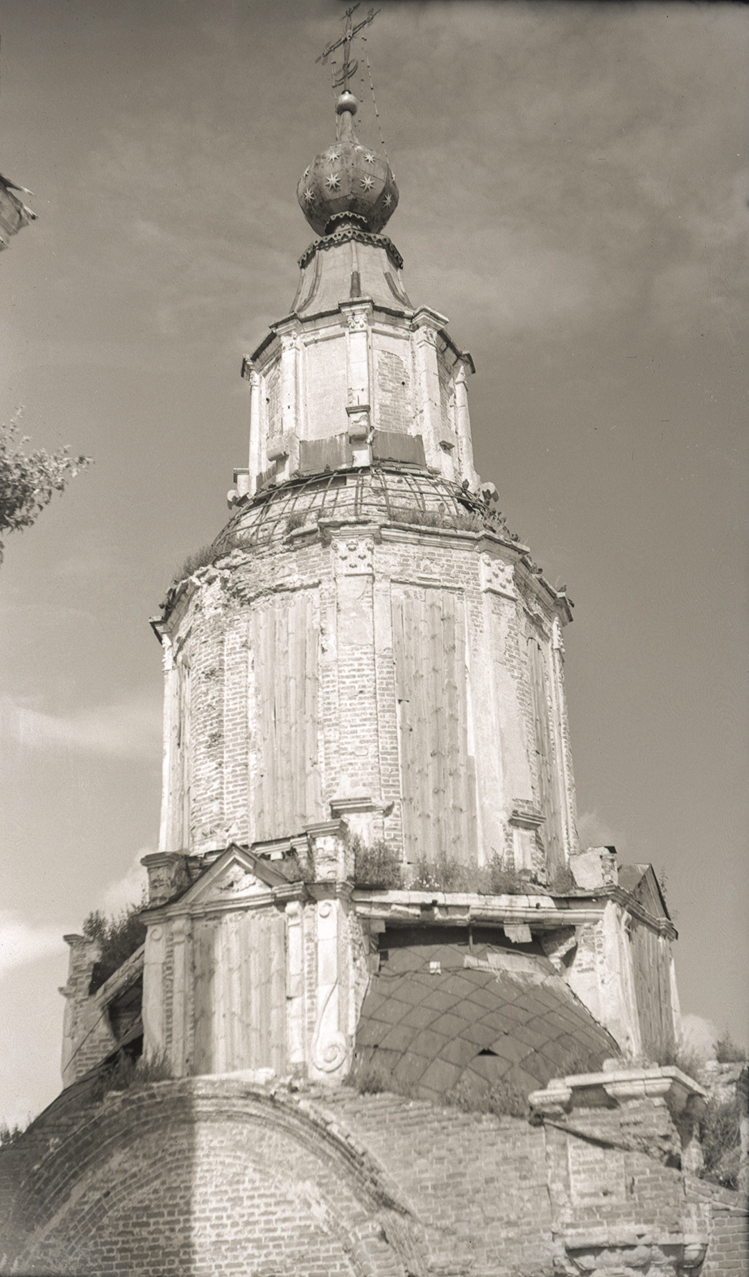 Никольская Церковь 1740 Козельск. Историческое фото. 1956 г. Деталь верхней части.