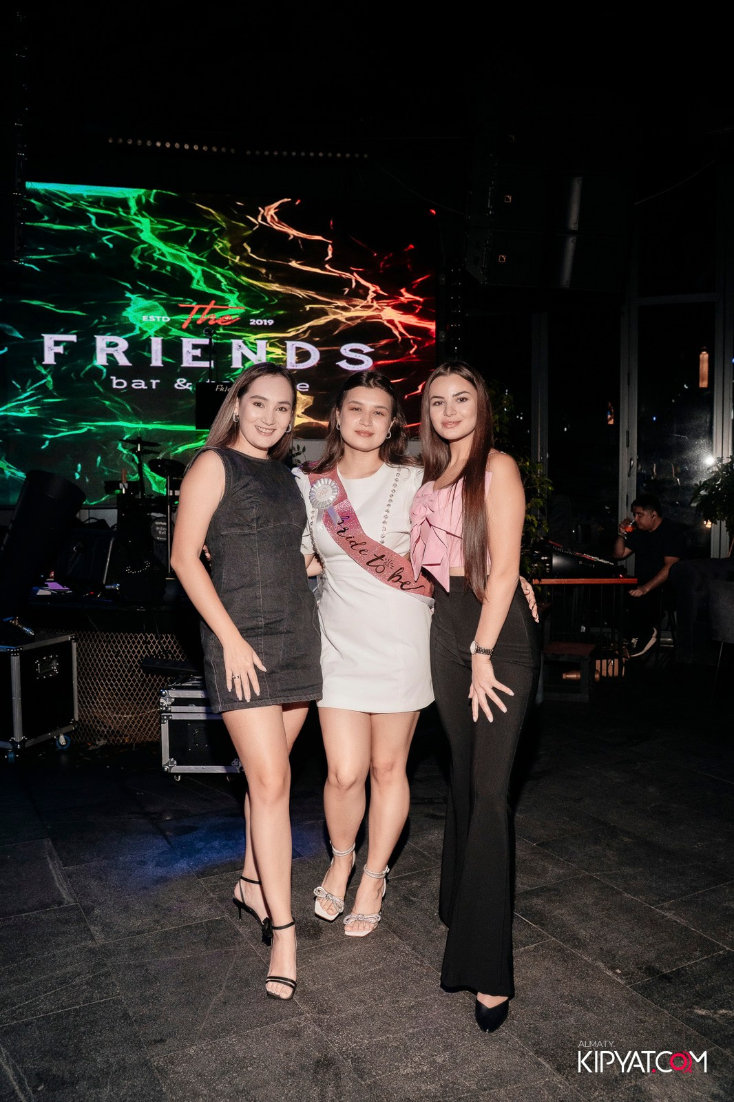 FRIENDS BAR & TERRACE. КИПЯТКОМ АЛМАТЫ!