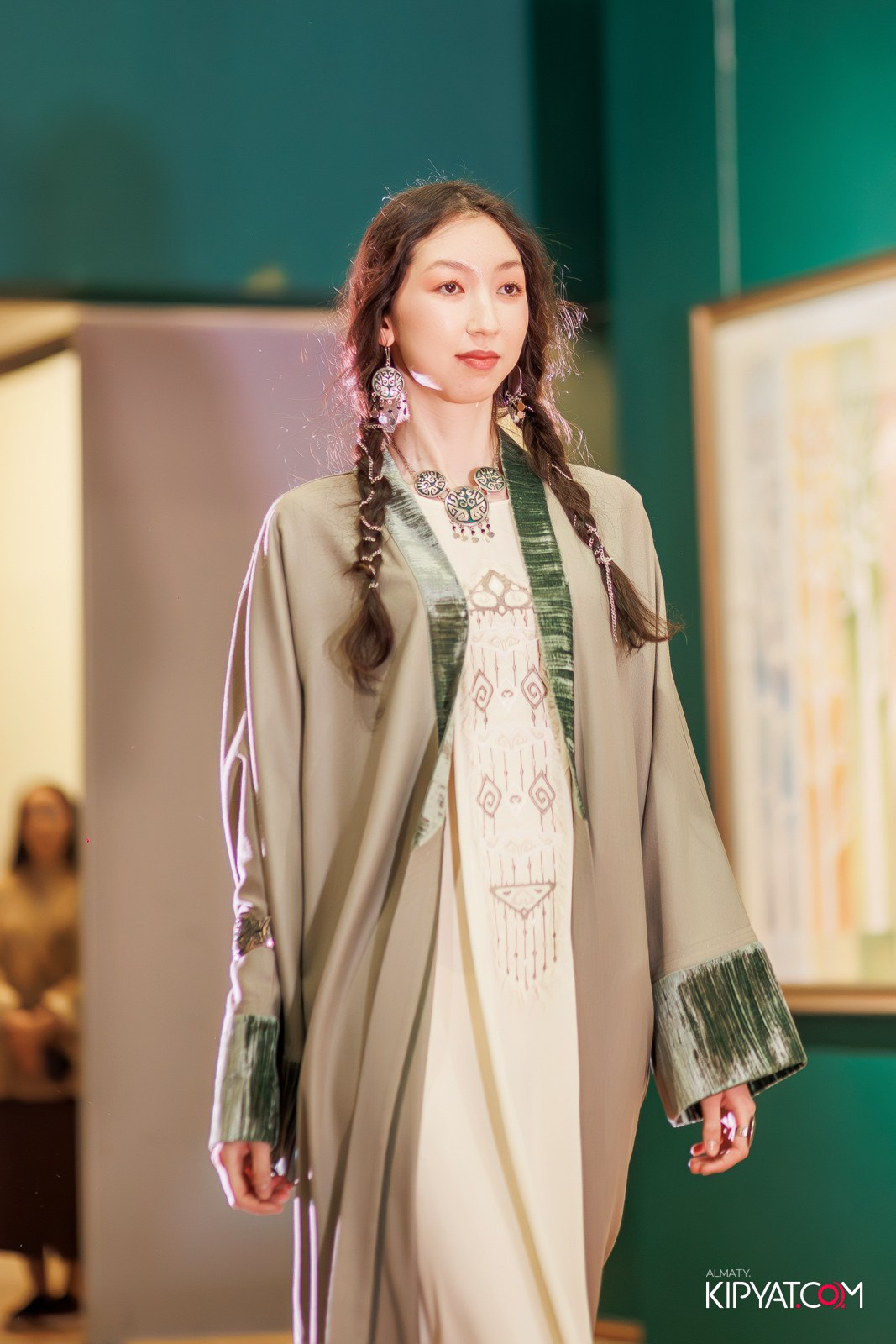 FASHION ПОКАЗ, КАЗАХСКОЙ НАЦИОНАЛЬНОЙ ОДЕЖДЫ. КИПЯТКОМ АЛМАТЫ!