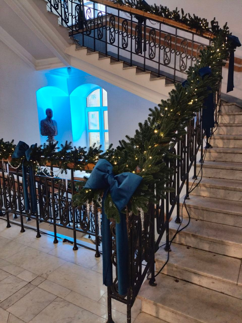 В составе команды флористов-декораторов выполнено украшение лестницы в НИИ декоративной хвоей, бантами ручной работы и сосульками. Проект студии декора БудетЛето. 