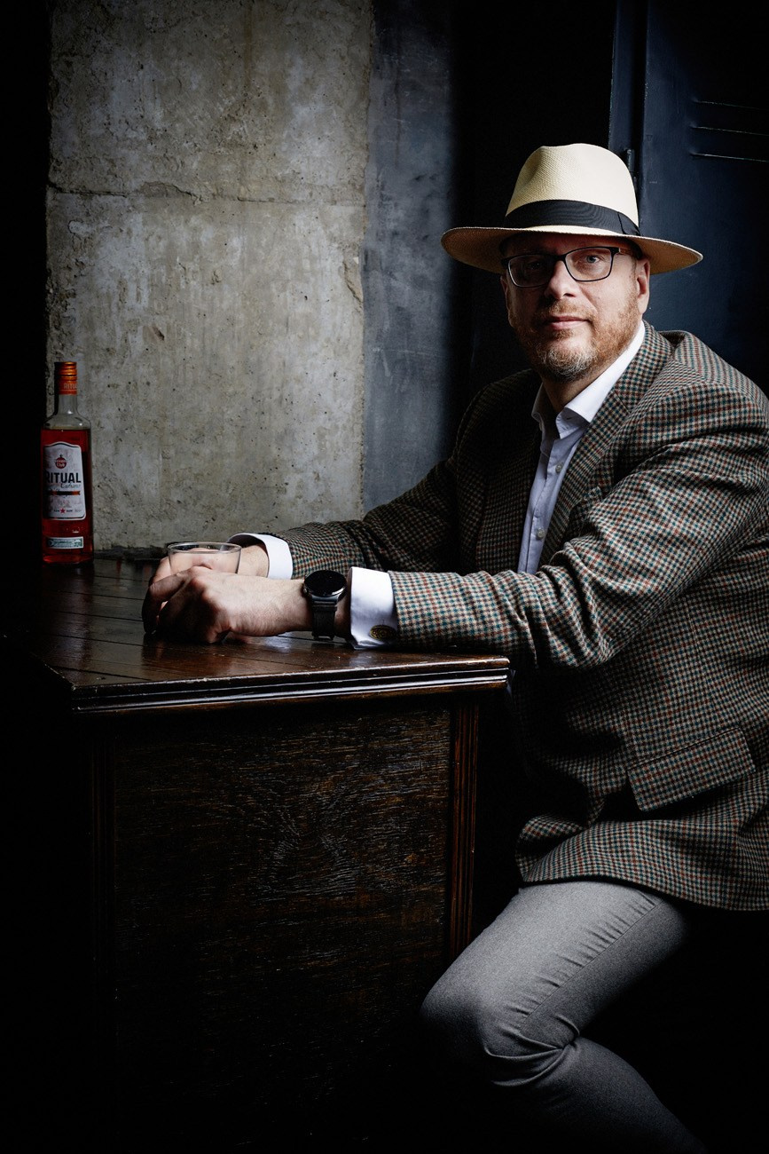 Мужские фотосессии в студии и на улице: художественные, для соцсетей, аватаров, сайтов знакомств. Фотограф Полина Завельская