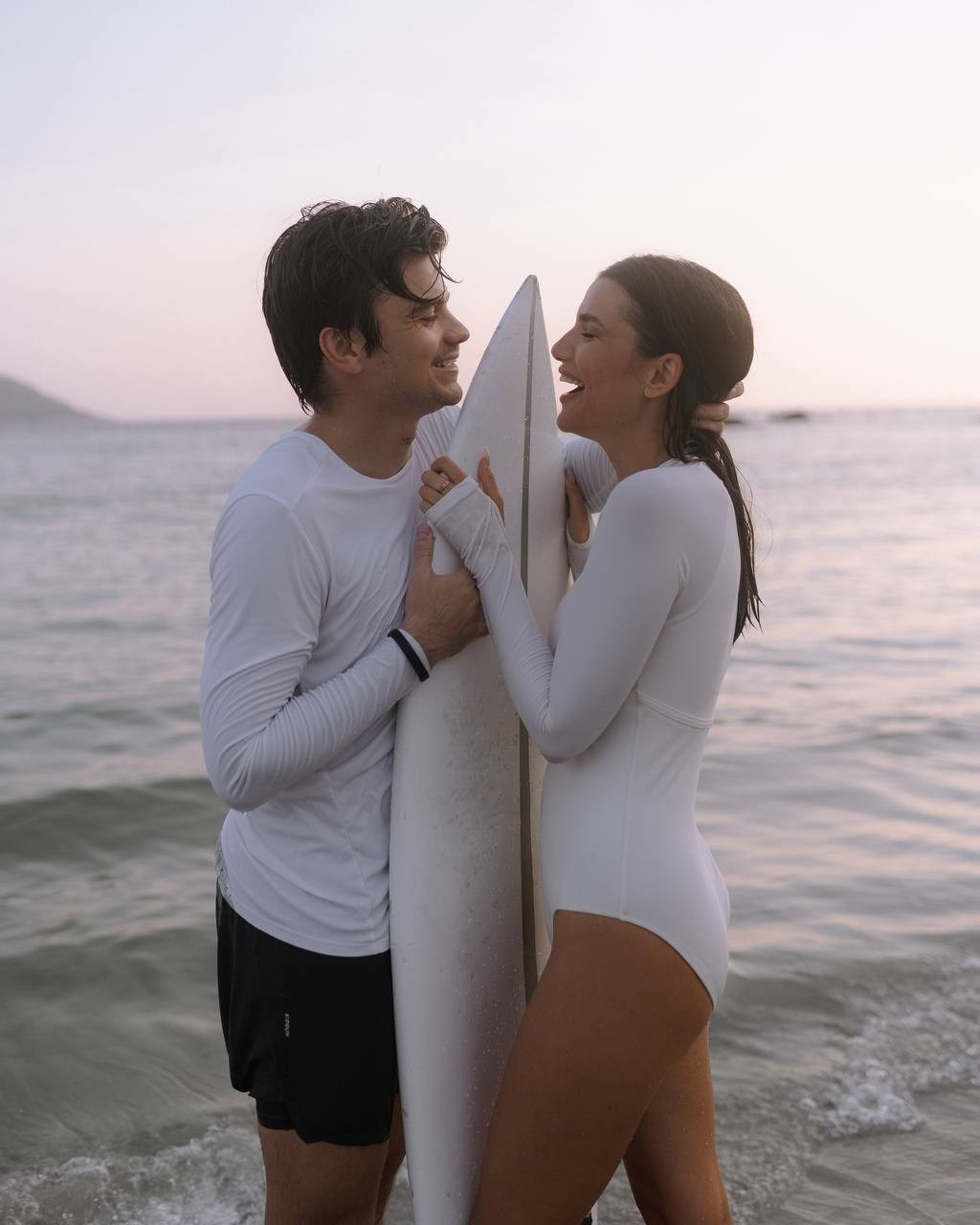 Пара на фотосессии у моря