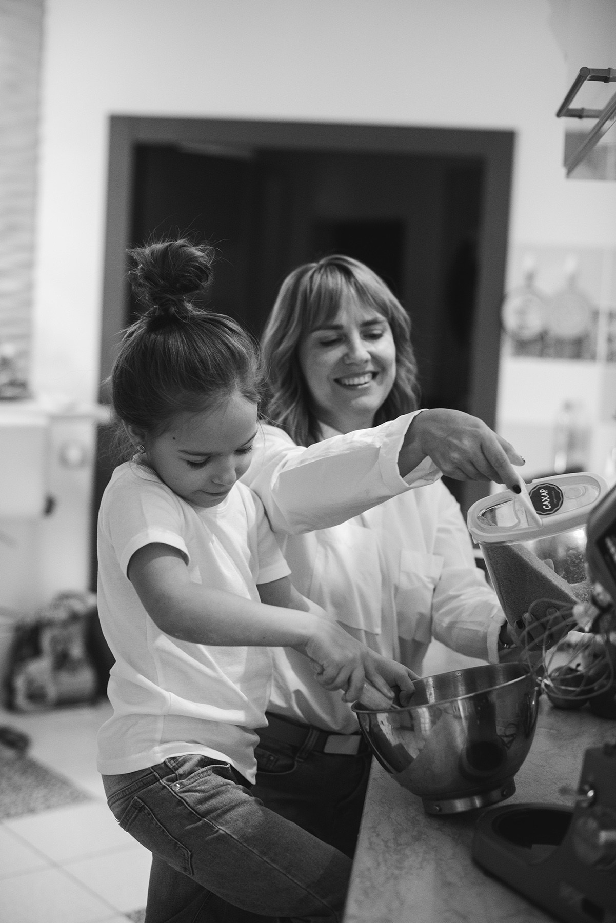 Family photo shoot at home , mom and daughter are cooking,  Photographer Elena Carruthers, Scotland
