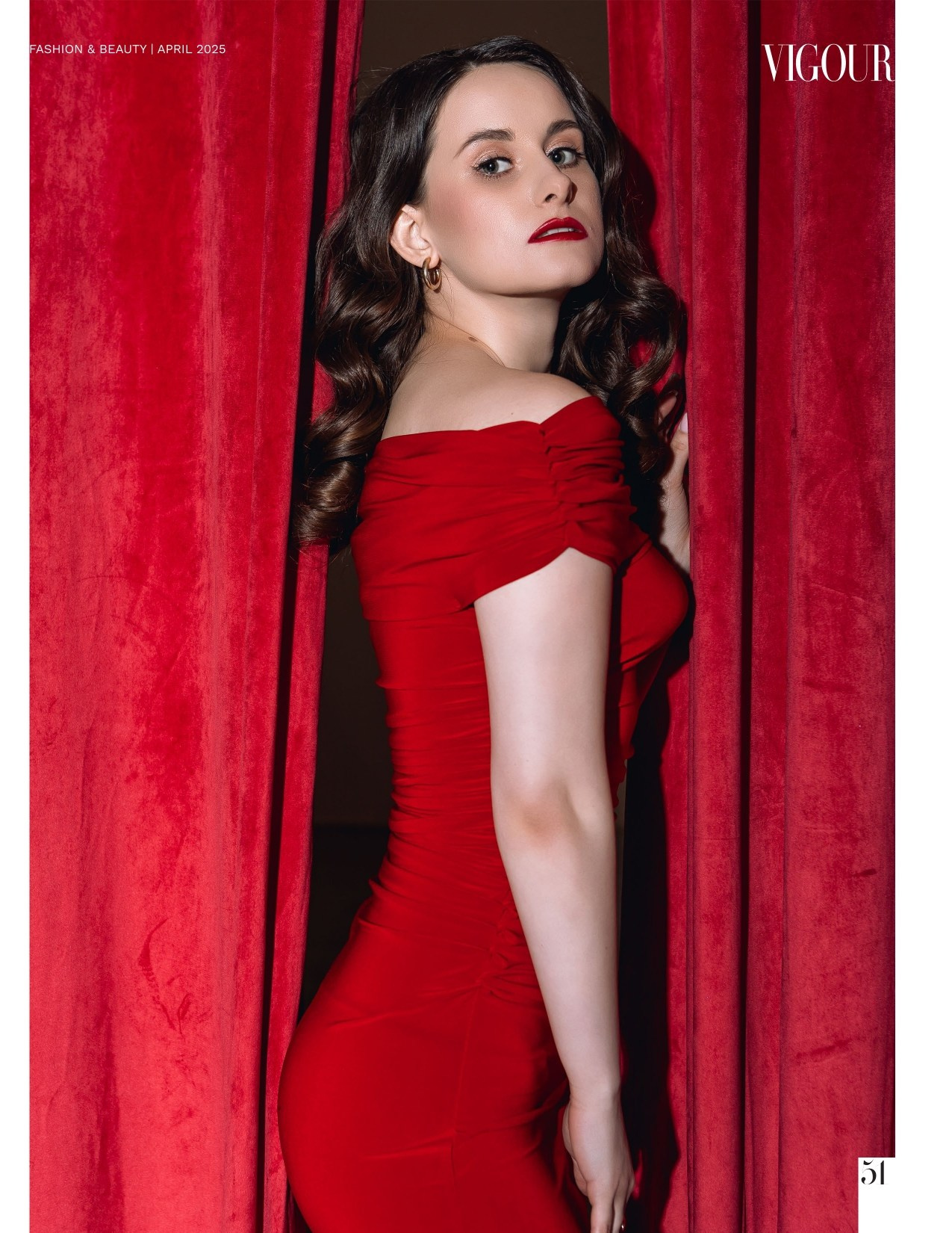 Бьюти-съемка в Москве с креативным визажем. Студийный портрет с акцентом на текстуру кожи и объем. Фэшн-фотограф.