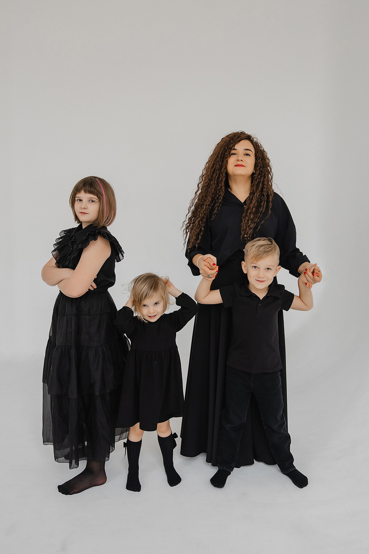 Семейная фотосессия на белом фоне. Фотограф Олеся Жомер