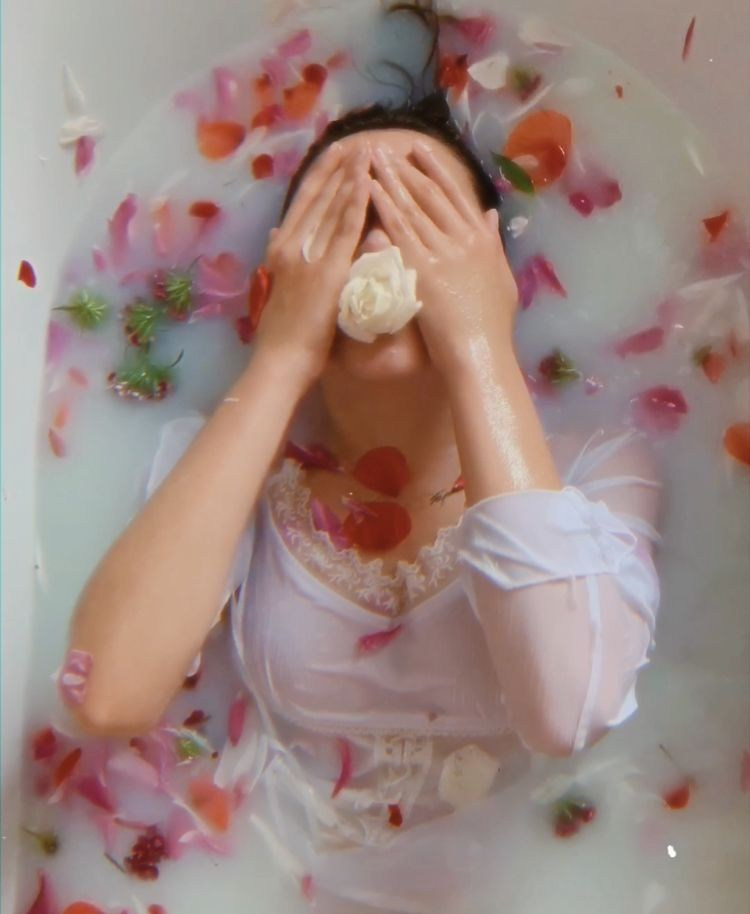 Фотосессия в ванной с молоком. Фотограф Александр Стрельченко Псков