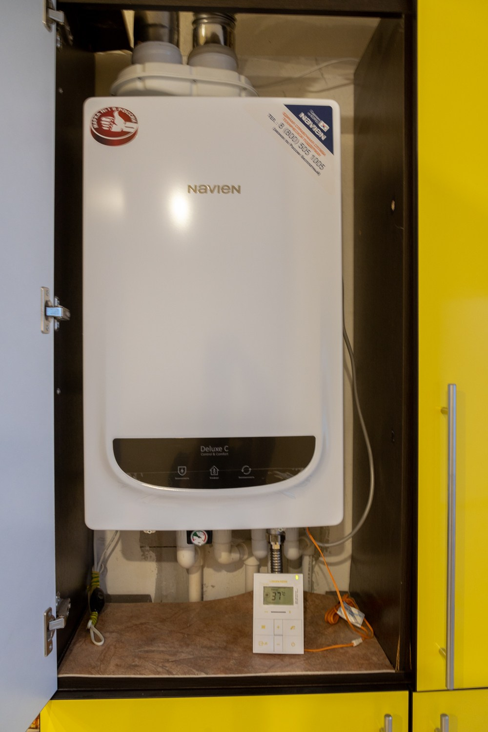 "Современная кухня с обеденной зоной — фотосъёмка квартиры для агентства недвижимости"