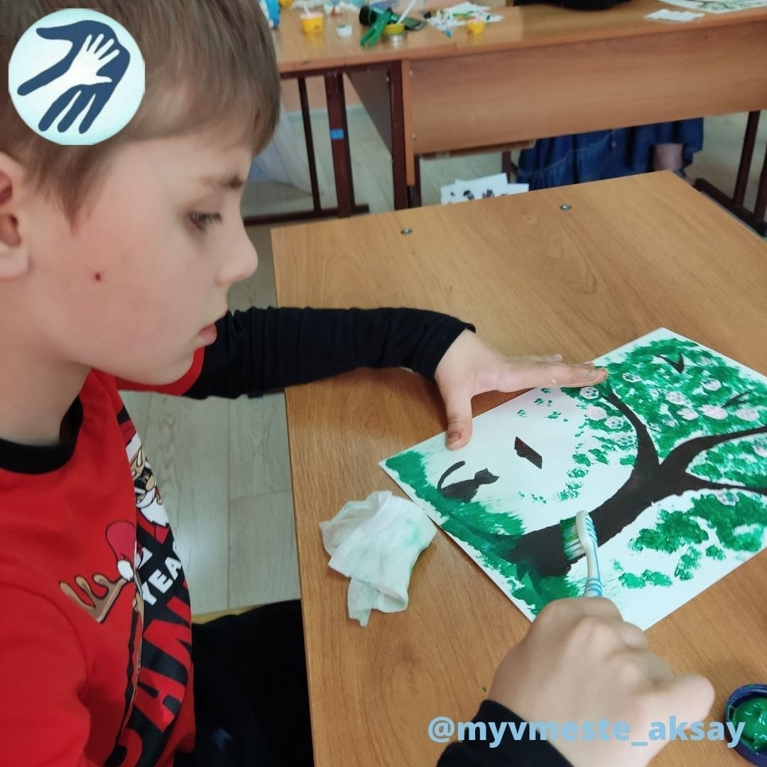 Весеннее творчество в клубе «Родник»: рисуем необычными способами!