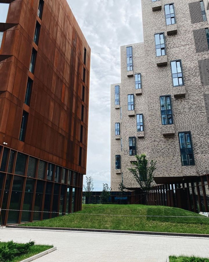 Бизнес-центр для фотосъемки — мрамор и стекло в интерьере