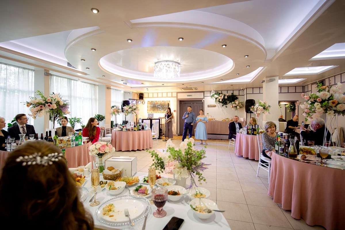 Свадебная фотосессия в ресторане. Свадебный фотограф в Санкт-Петербурге Антон Владимиров