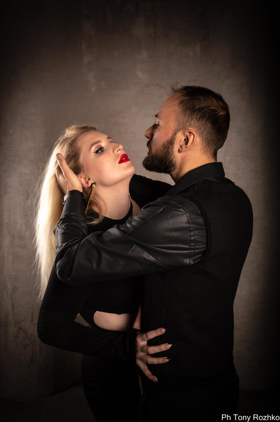 Студийный портрет пары в стиле love story.