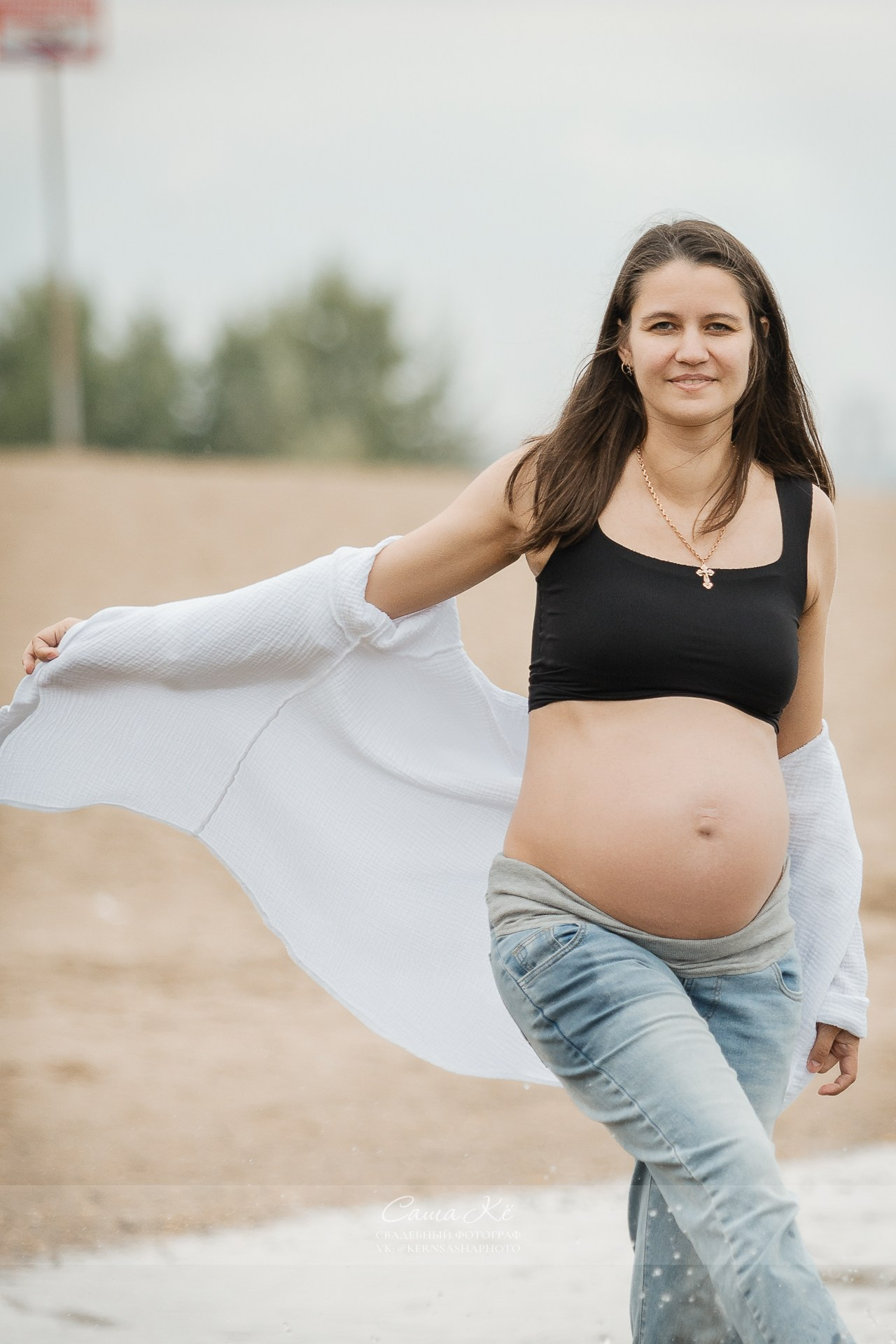 Семейная фотосессия на берегу с беременной девушкой, фотографии от Саши Кё в Новосибирске.