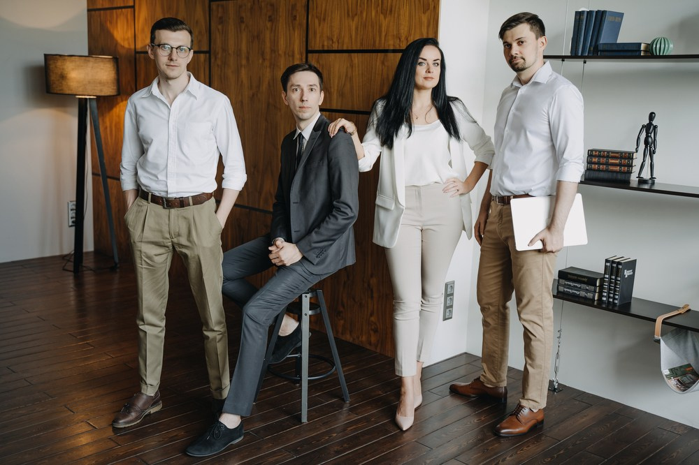 Бизнес-фотосессия для адвокатского бюро | Портреты команды юристов в современном стиле. Бизнес-фотограф в Москве — Виталий Агабабян