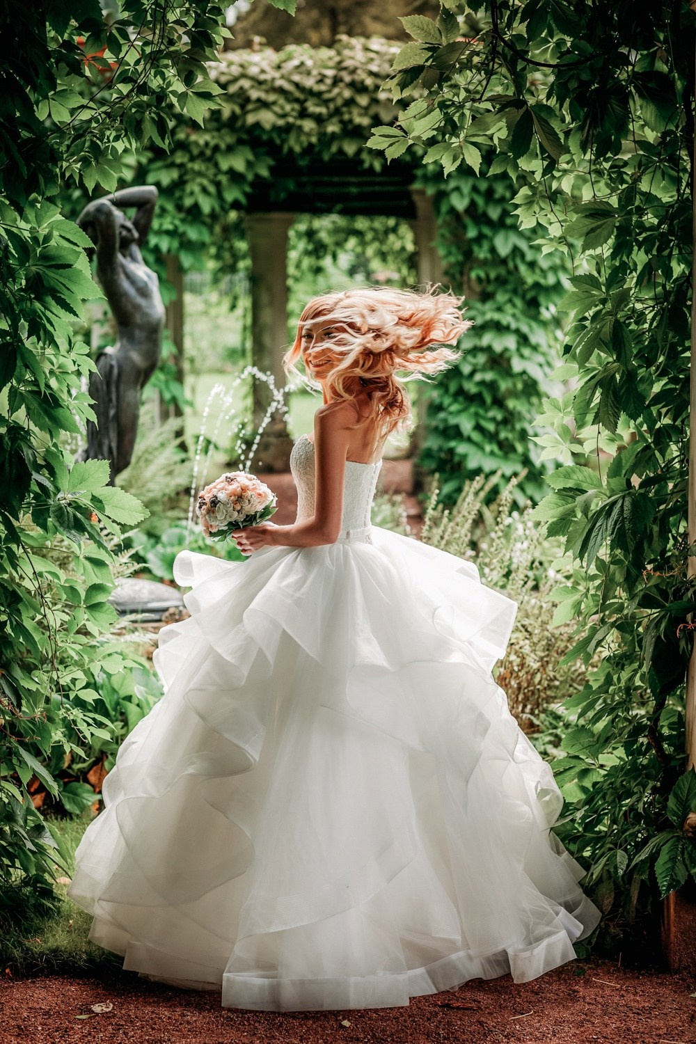 свадебное платье в спб, найти свадебный салон, букет для невесты, хороший ведущий на свадьбу, костюм для жениха, платье для невесты,  подшить свадебное платье, ателье свадебное, фотограф на свадьбу, выпуск, праздник, венчание