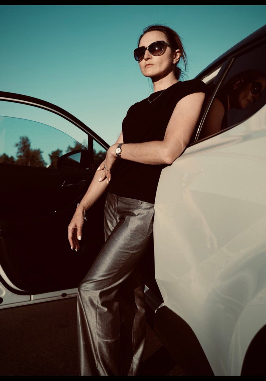 Девушка и автомобиль. Портрет девушки с автомобилем