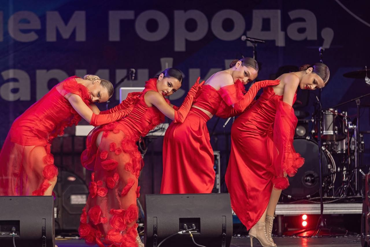 Выступления на сценах и уличных площадках. Танцевальная шоу-группа «GRANAT»