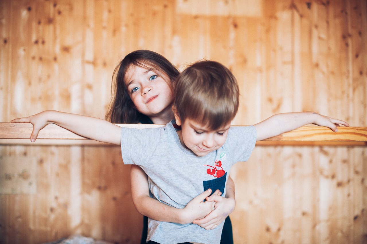 Брат и сестра. Фотограф Денис Денисов