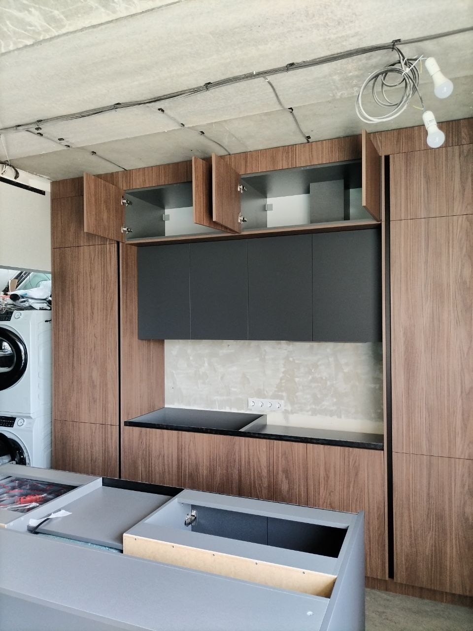 Фото с монтажа |Мебель на заказа: кухни, шкафы и т.д. в Томске. ГУДРУМ — Мебель на заказ в Томске | Кухни | Шкафы | Стулья и Столы