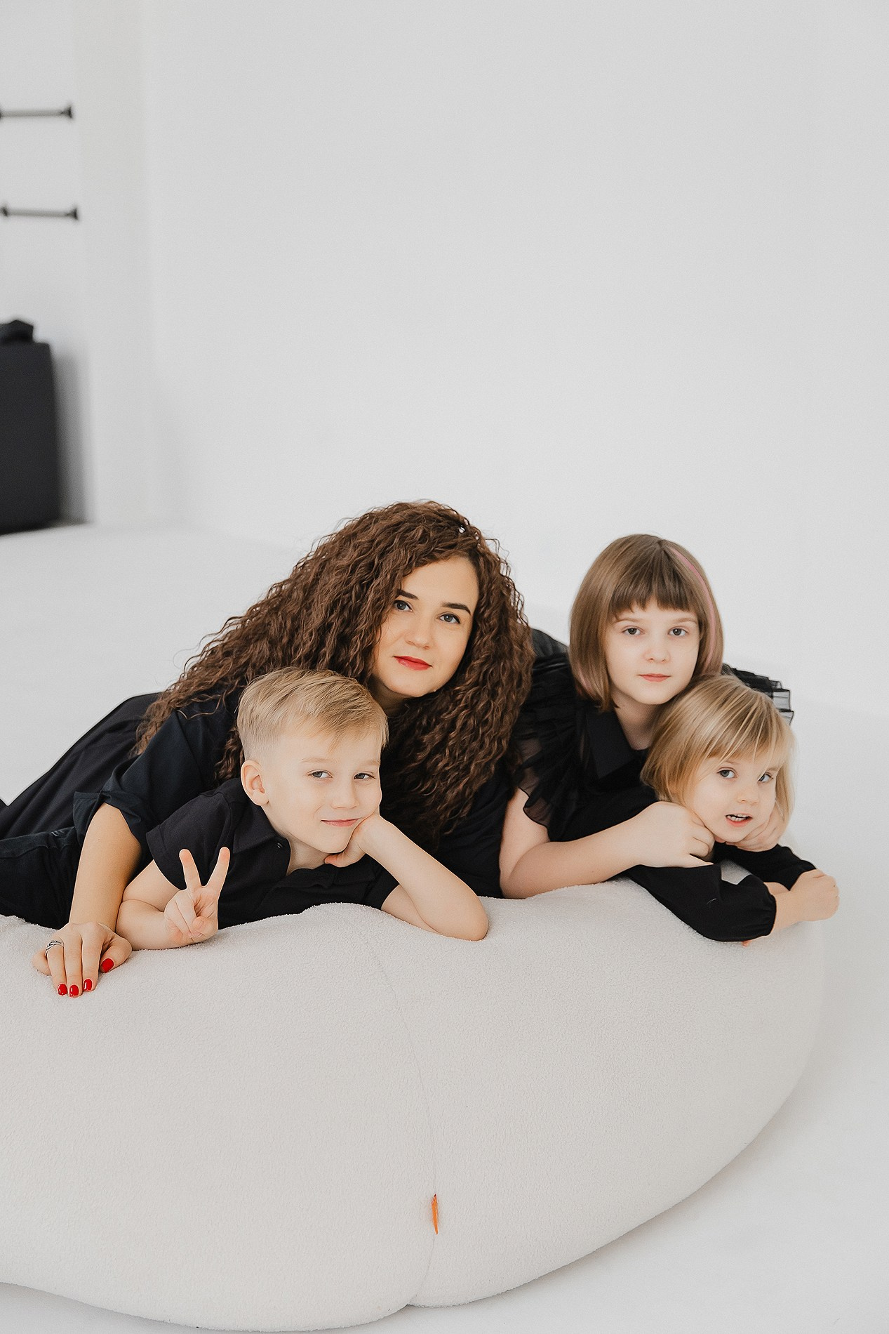 Семейная фотосессия на белом фоне. Фотограф Олеся Жомер