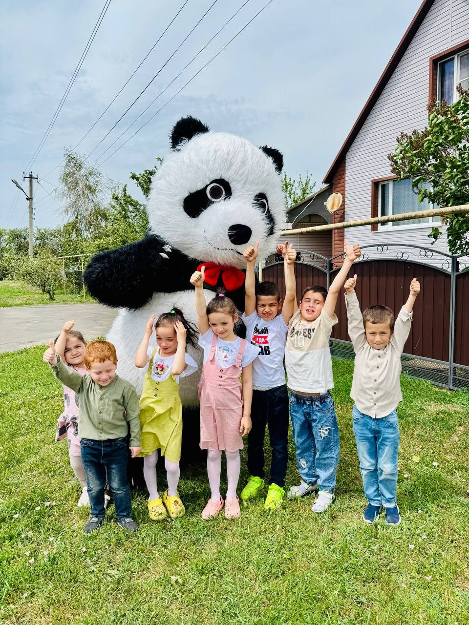 Большая пушистая панда поздравляет детей с праздником в ростове на дону