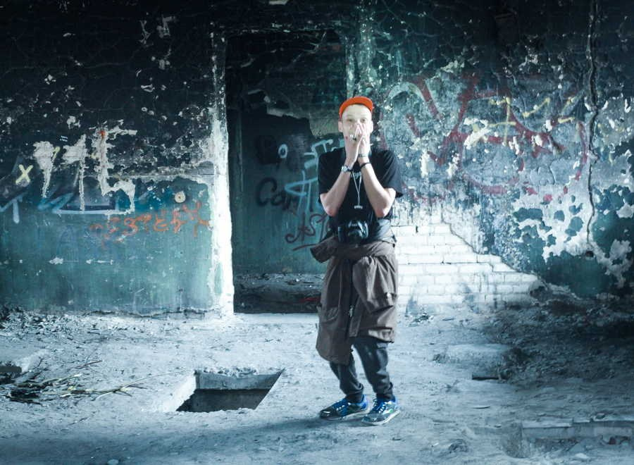 Портретная съёмка на заброшке — контраст живого и разрушенного пространства