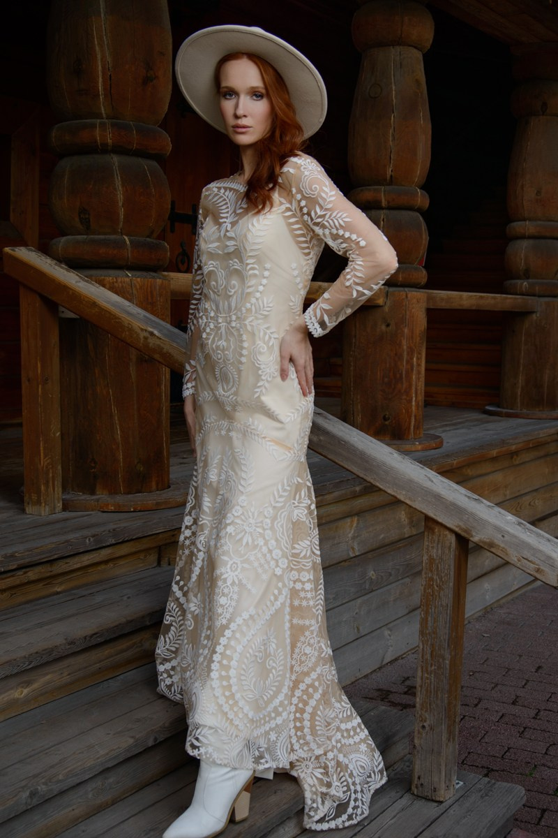 Фотосессия девушки в бежевом платье и шляпе в Коломенском. Прокат платьев для креативных невест